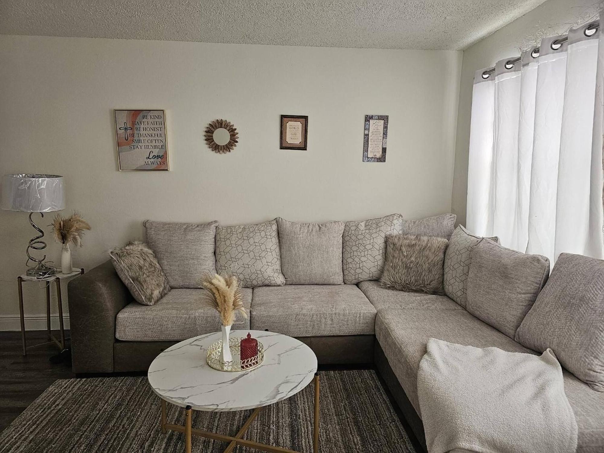 Room In Apartment - The Sample Rd Retreats ปอมปาโนบีช ภายนอก รูปภาพ
